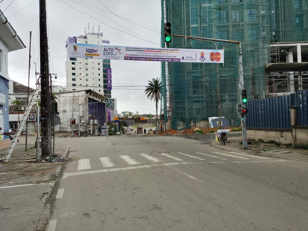 Banderole CAX au-dessus d'un carrefour de Douala