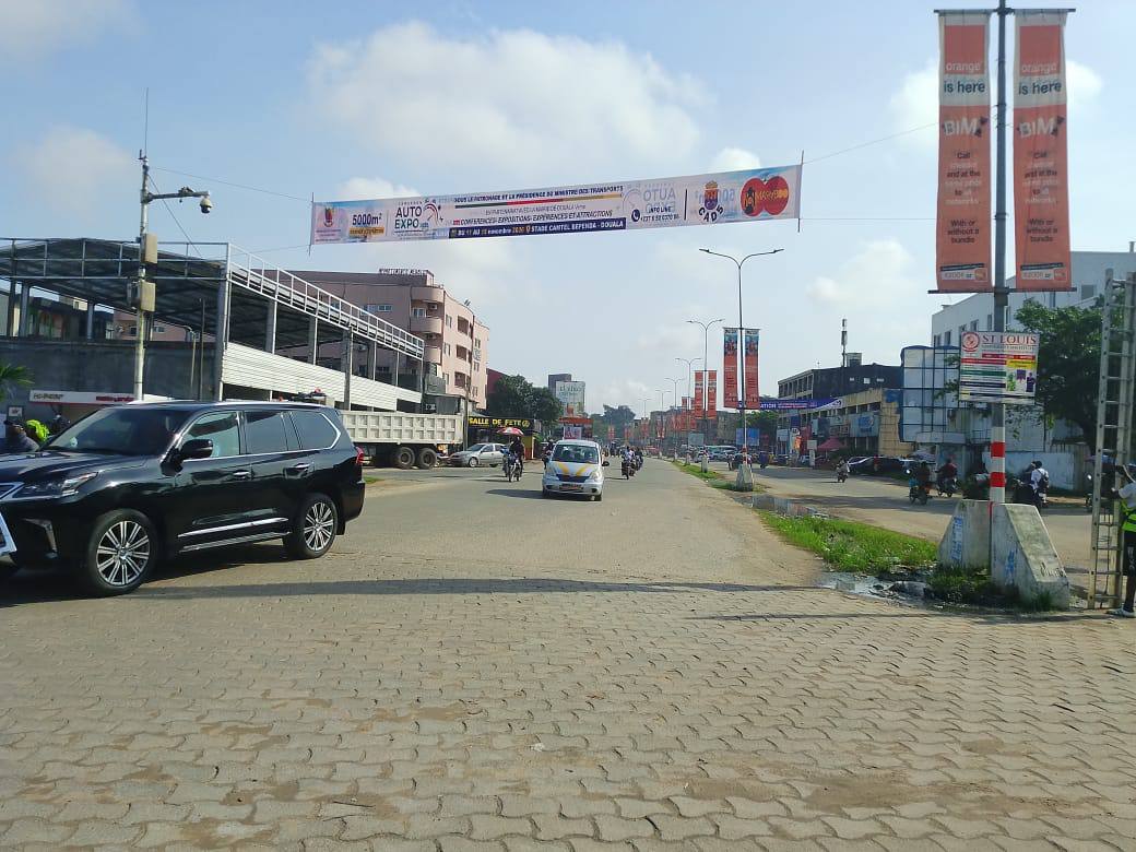 Banderoles du Cameroon Auto Expo 2026 dans les rues de Douala
