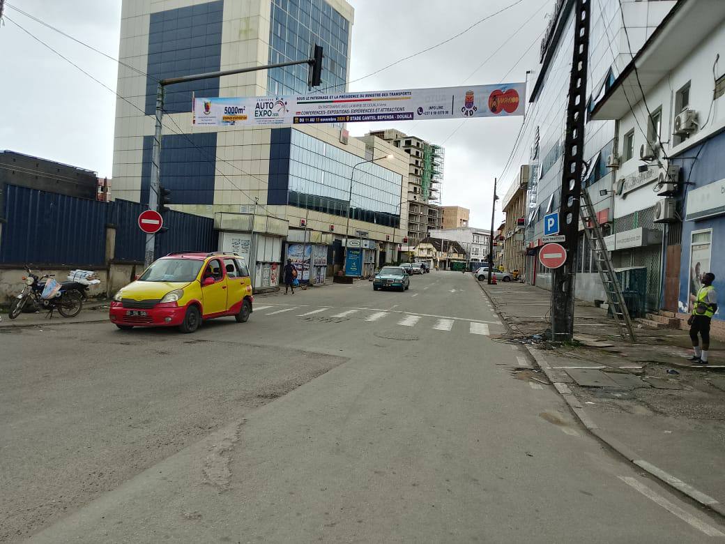 Banderole CAX installée entre des immeubles