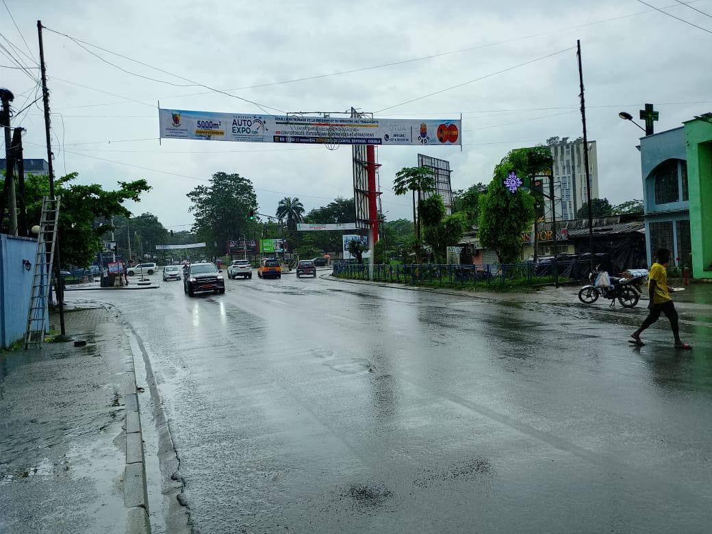 Banderole du Cameroon Auto Expo sur un grand axe routier