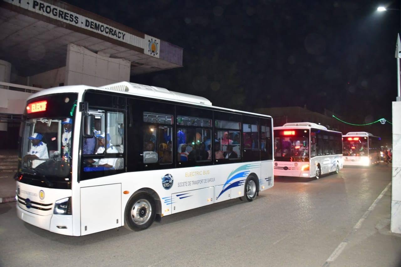 Bus électriques de Garoua en circulation de nuit