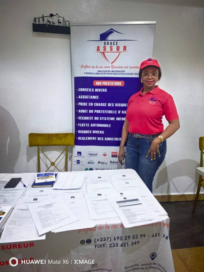 Représentante de Grace Assur devant un stand d'information