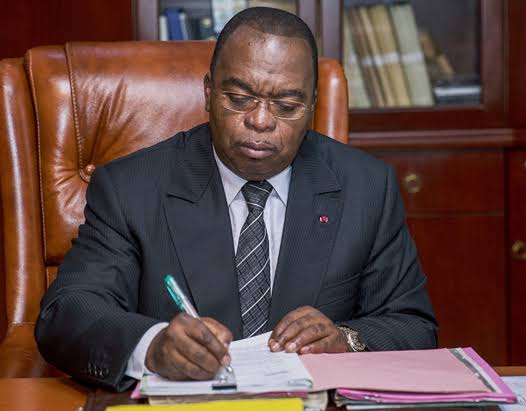 Portrait de Louis Paul Motaze, ministre des Finances du Cameroun, à son bureau