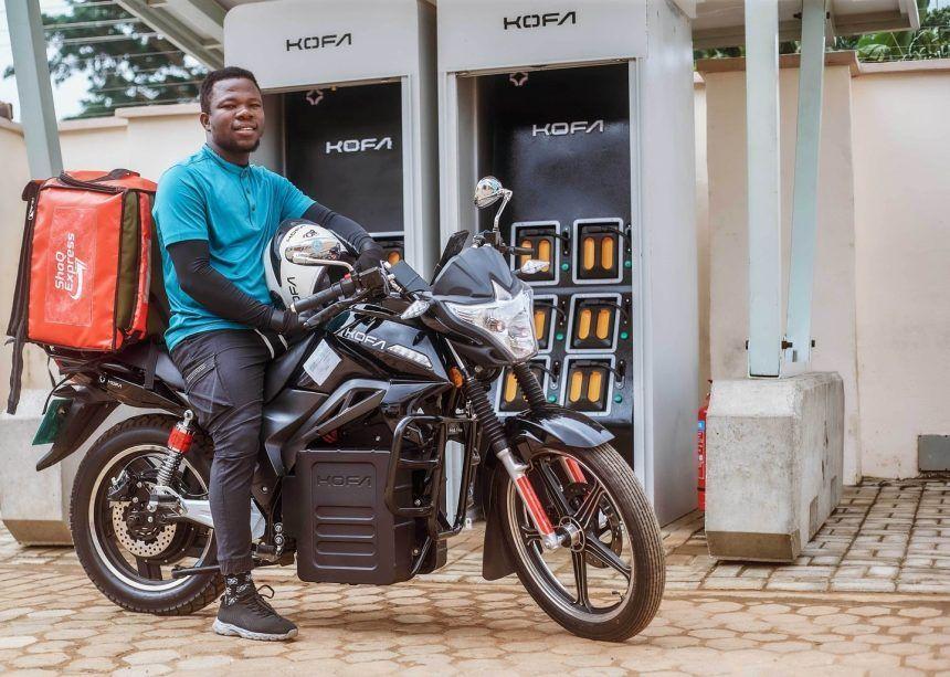 Moto électrique Kofa devant une station d’échange de batteries — photo d’illustration.