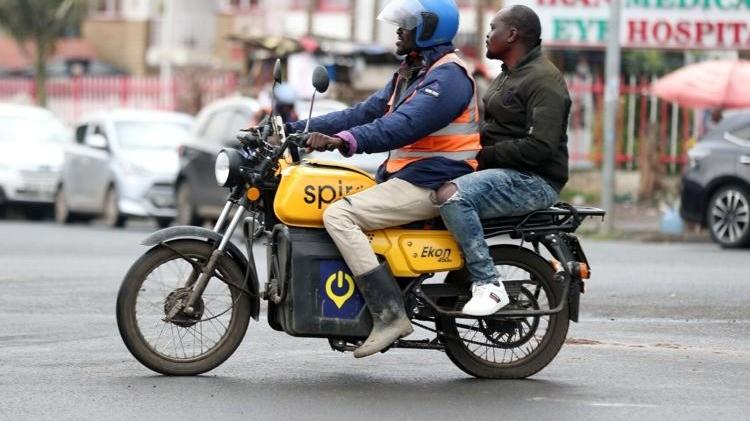 Moto électrique Spiro en circulation — lieu exact non vérifié.